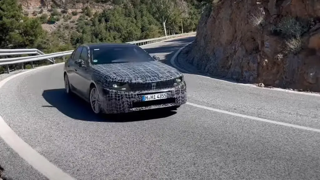 寶馬 M350 轎車原型路測圖曝光:預估 400 馬力
