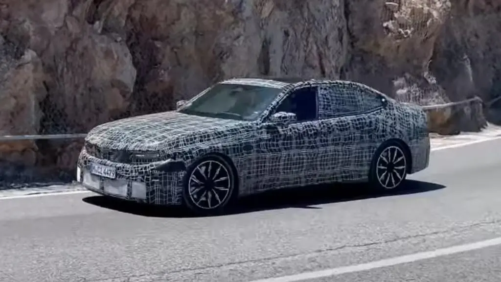 寶馬 M350 轎車原型路測圖曝光:預估 400 馬力