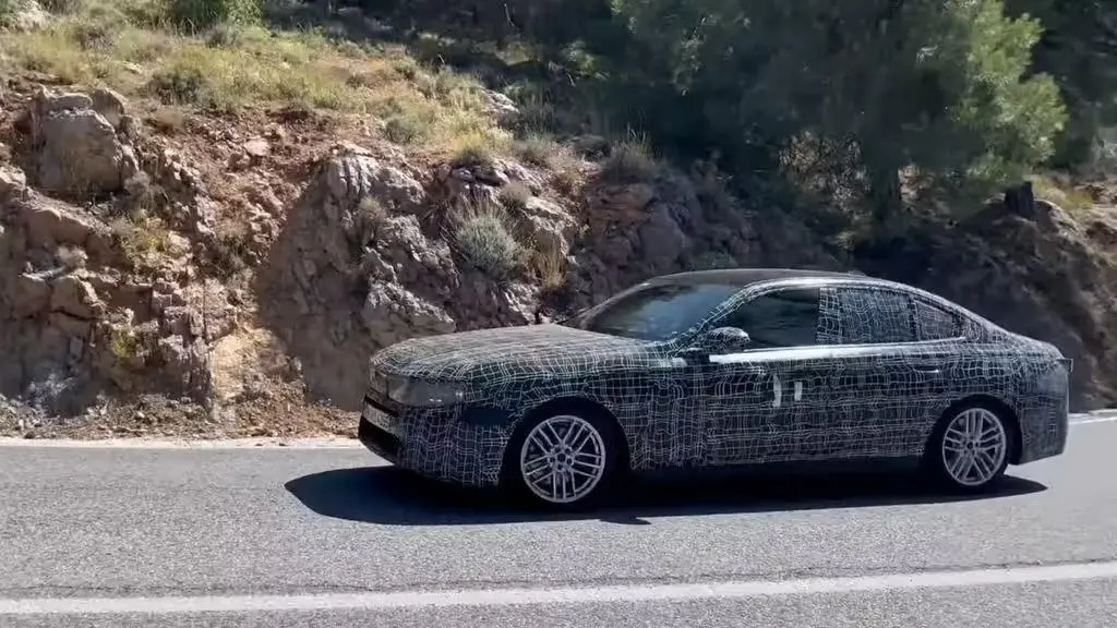 寶馬 M350 轎車原型路測圖曝光:預估 400 馬力
