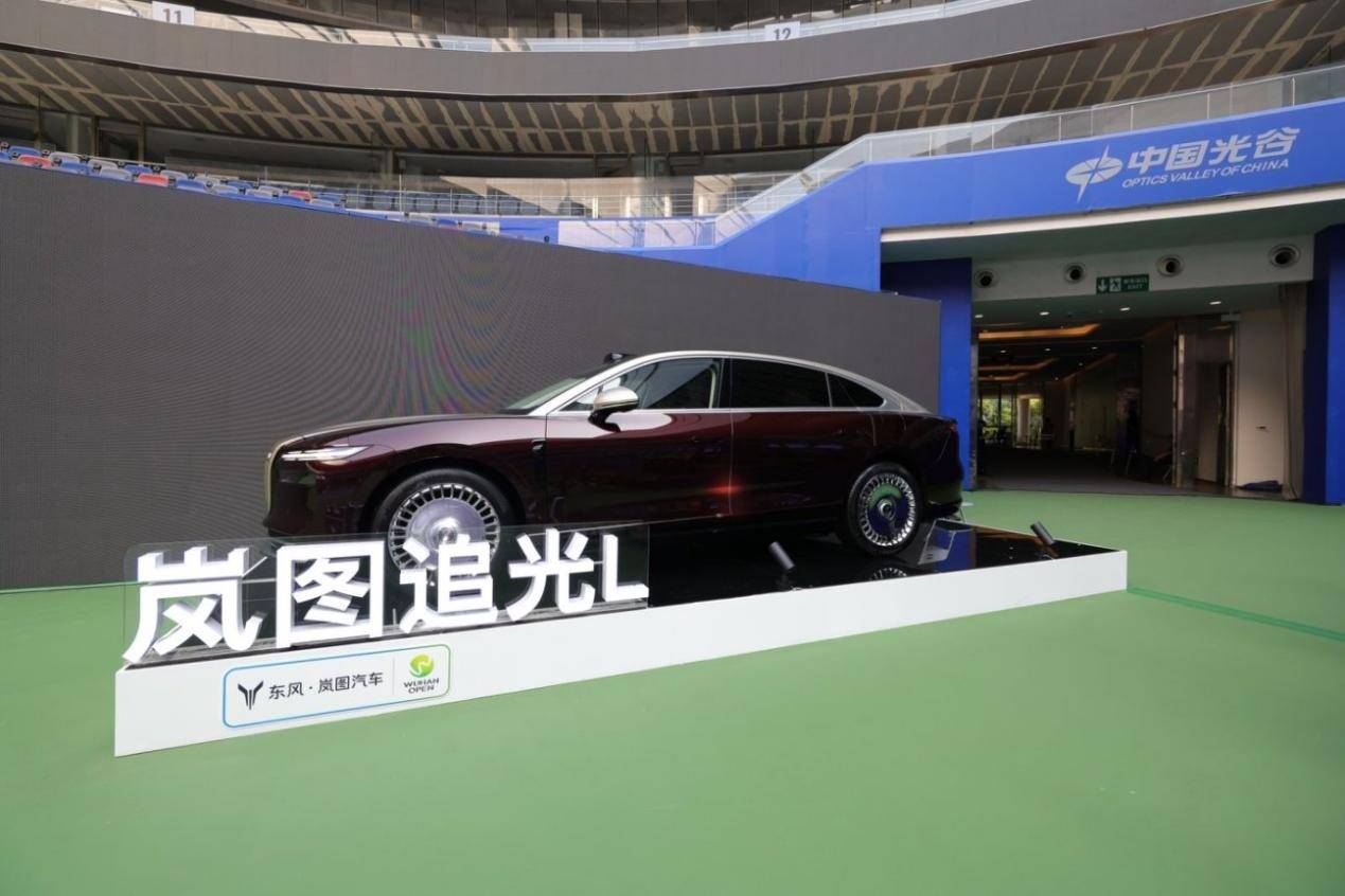 武網涌動,賽場場景中的豪華范本演繹,嵐圖汽車“靜”贏