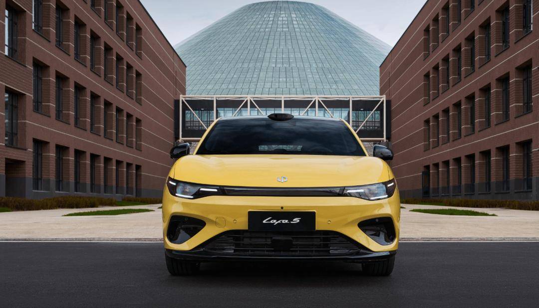 零跑Lafa5新車基于LEAP 3.5架構(gòu)打造,定位純電緊湊型車,外觀延用零跑汽車家族化設(shè)計(jì)語言