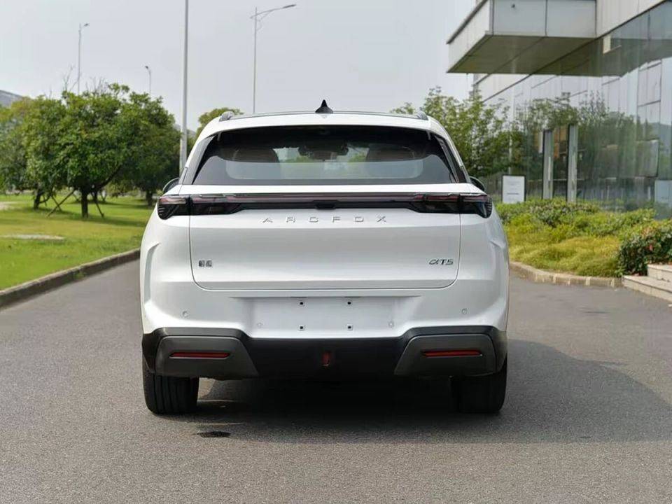 極狐阿爾法T5增程版,純電215公里