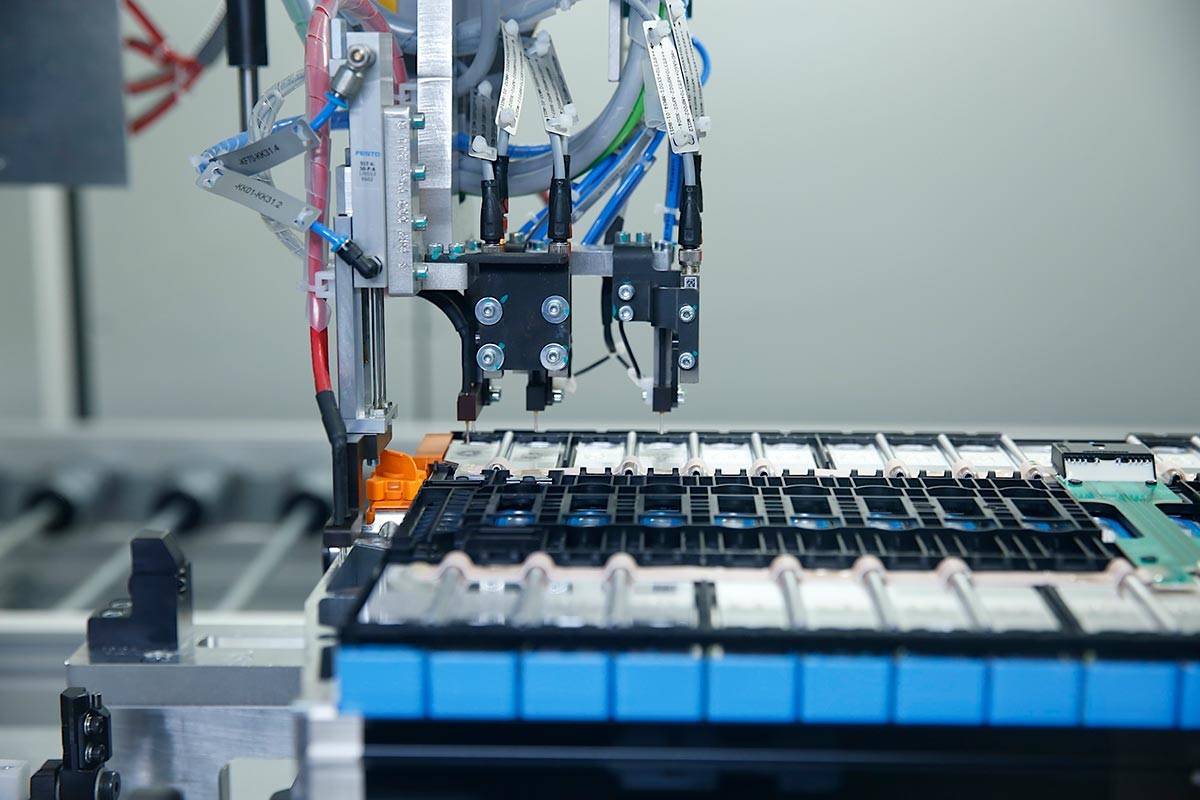 豐田搶跑固態電池,中國靠一招破局,誰能笑到最后?