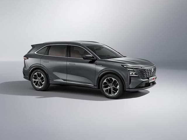 長安的CS75 PLUS智慧冠軍版兩款車型,分別為文新藍鯨智領型,指導價10.89萬,疊加上市權益后,價格9.19萬