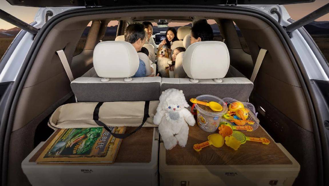 誰說家庭車只能“湊合”?騰勢N8L把全家的“舒服”都裝下了