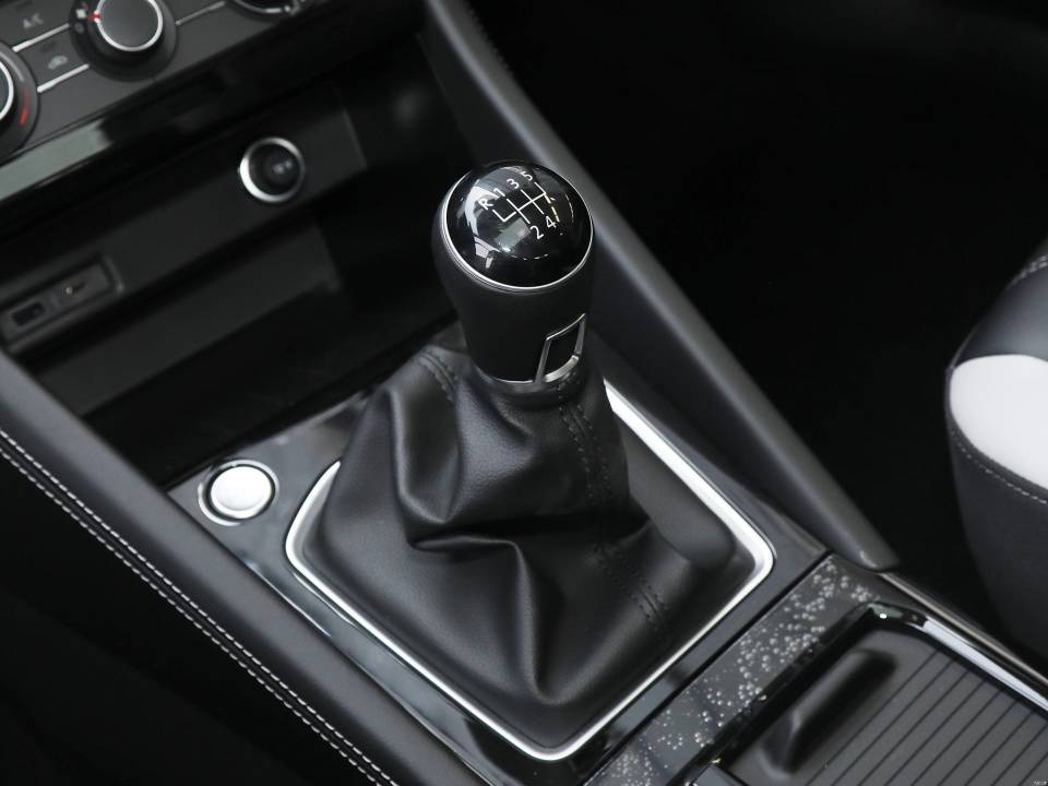 沒(méi)苦硬吃是吧?電動(dòng)車(chē)還有手動(dòng)擋?還是比亞迪出的?