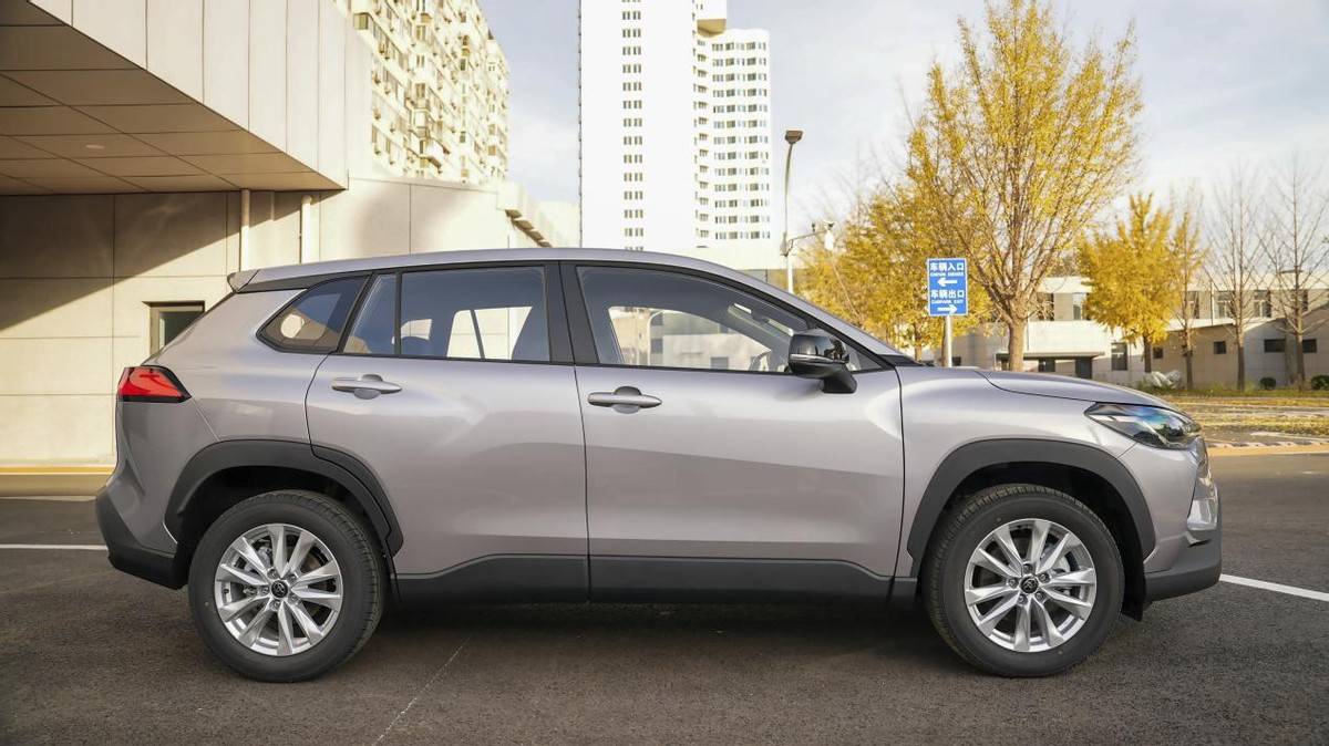 探店全新卡羅拉銳放:9.68萬起合資家用SUV,穩坐爆款寶座