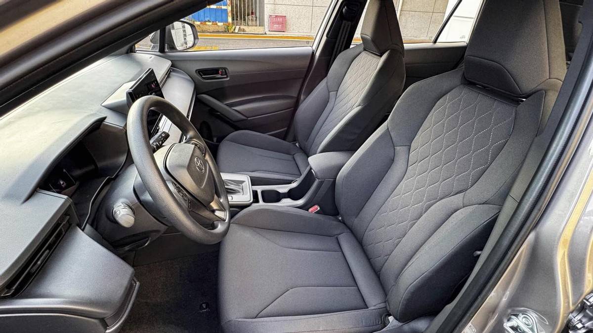 探店全新卡羅拉銳放:9.68萬起合資家用SUV,穩坐爆款寶座