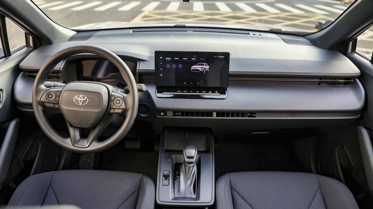 探店全新卡羅拉銳放:9.68萬起合資家用SUV,穩坐爆款寶座