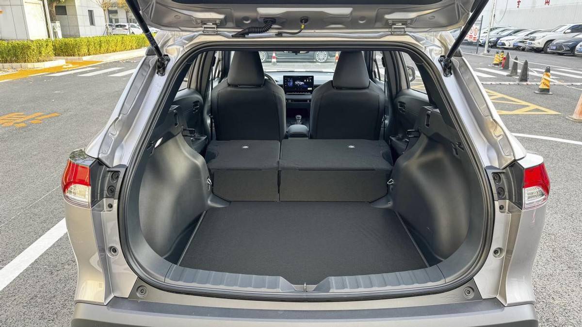 探店全新卡羅拉銳放:9.68萬起合資家用SUV,穩坐爆款寶座