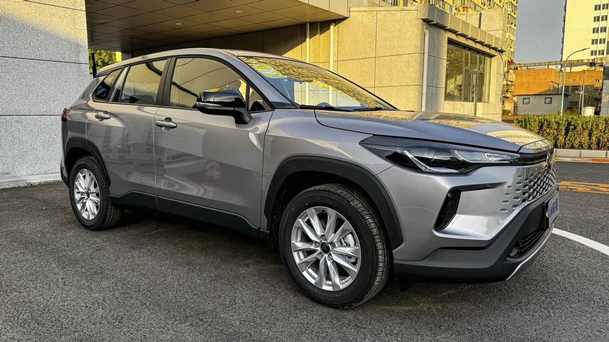 探店全新卡羅拉銳放:9.68萬起合資家用SUV,穩坐爆款寶座